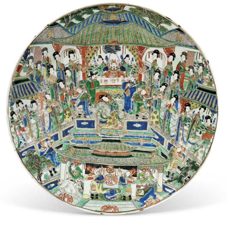 GRAND PLAT EN PORCELAINE DE LA FAMILLE VERTE
CHINE, DYNASTIE QING, EPOQUE KANGXI (1662-1722)
De forme circulaire, l'intérieur est orné d'une